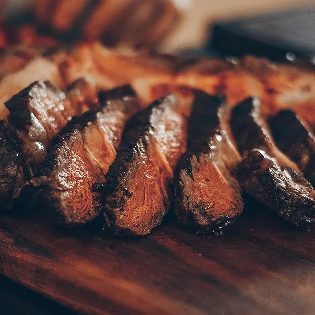 trozos de carne asada