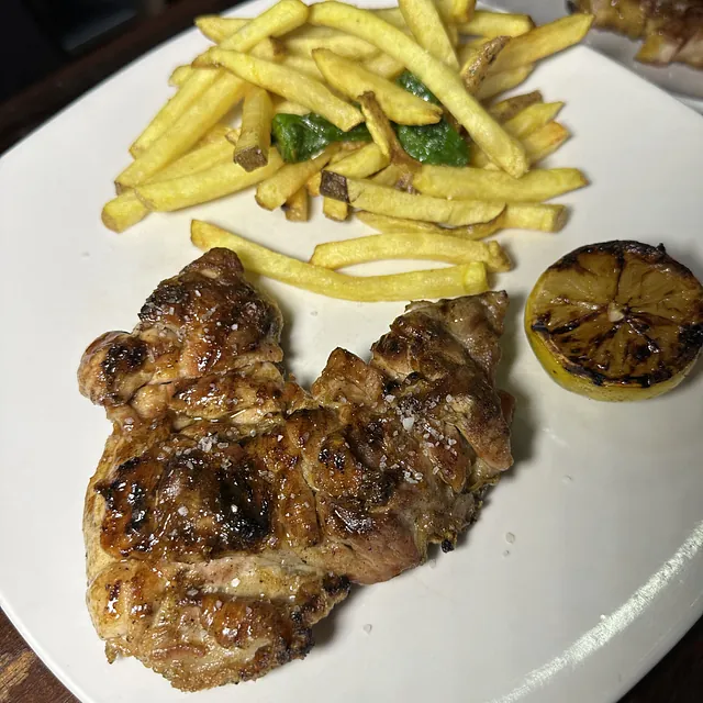 plato de carne con patatas fritas